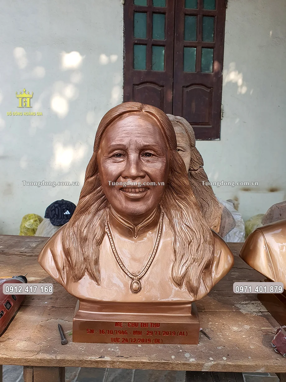 Hình ảnh tượng cụ bà bán thân